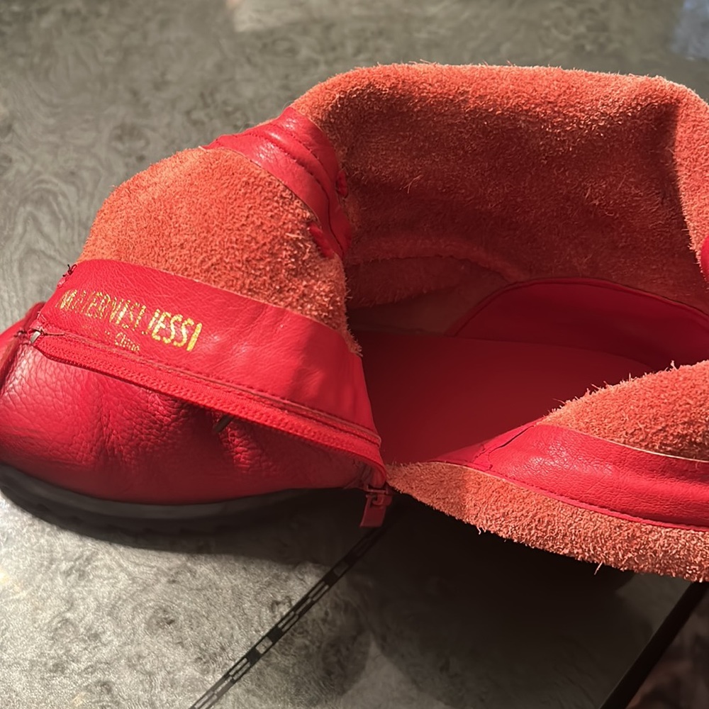 RED IS IN SEASON - Cute red booties. - Picture 5 of 5